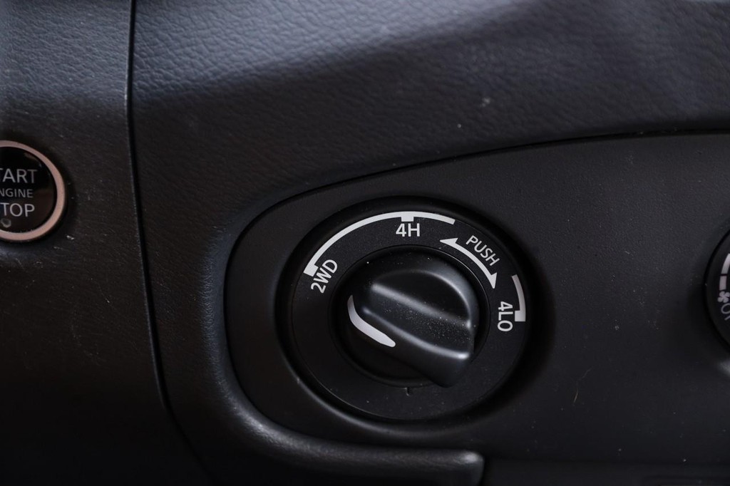Nissan Frontier Vehicle Full-screen Gallery Image 15