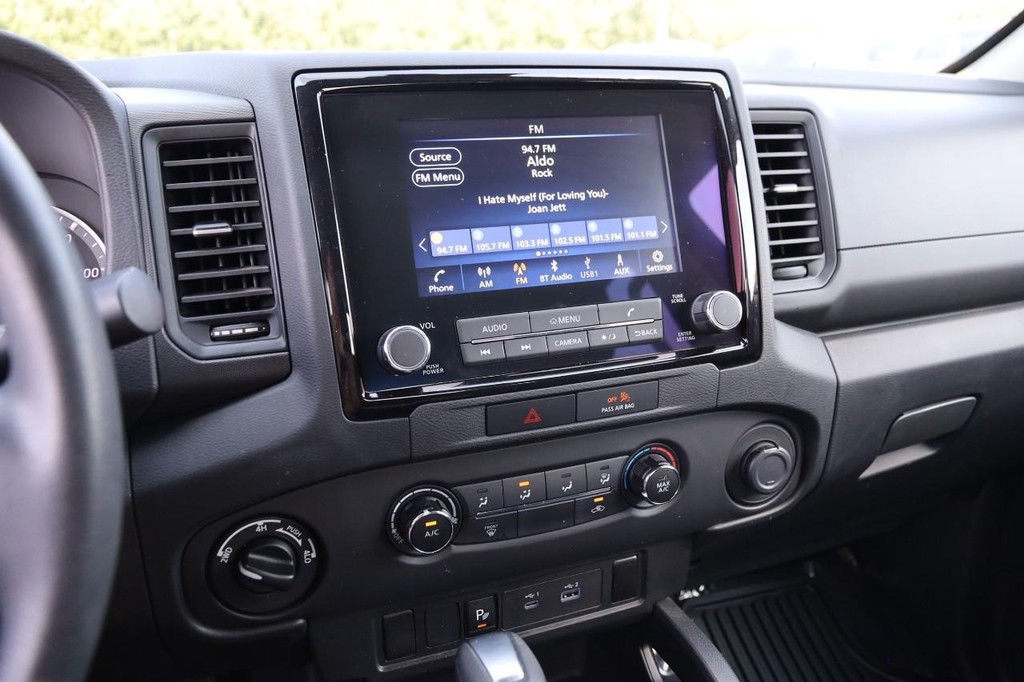 Nissan Frontier Vehicle Full-screen Gallery Image 16