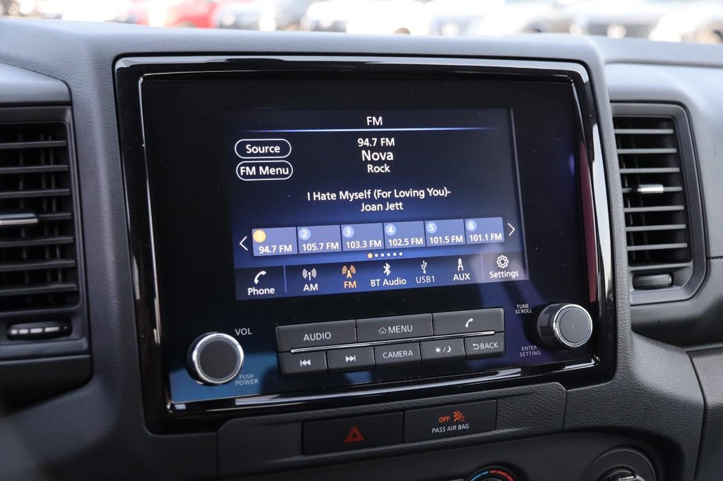 Nissan Frontier Vehicle Full-screen Gallery Image 17