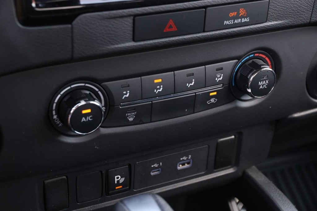 Nissan Frontier Vehicle Full-screen Gallery Image 19