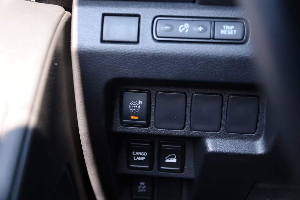 Nissan Frontier Vehicle Full-screen Gallery Image 20