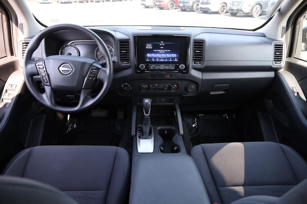 Nissan Frontier Vehicle Full-screen Gallery Image 21