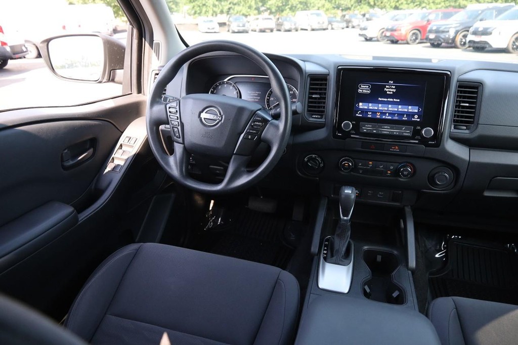 Nissan Frontier Vehicle Full-screen Gallery Image 22