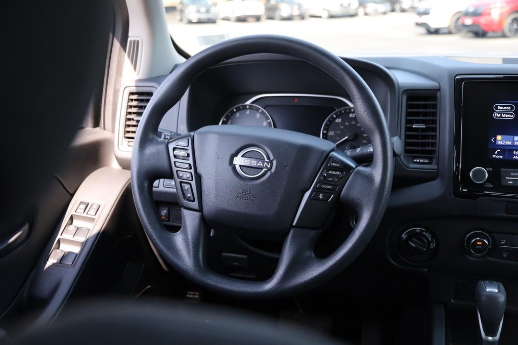 Nissan Frontier Vehicle Full-screen Gallery Image 23