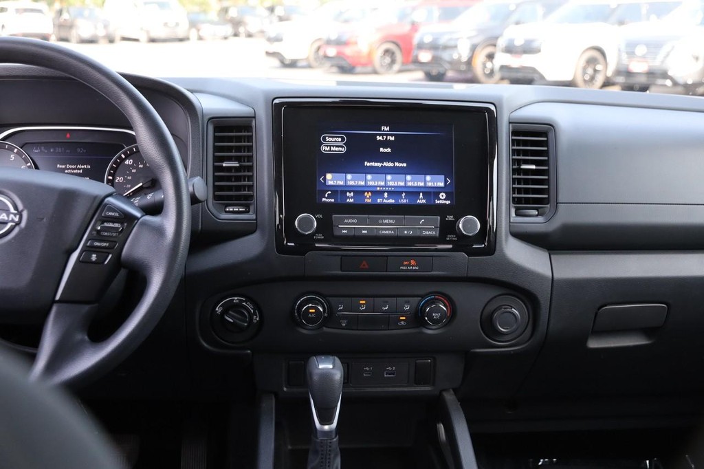Nissan Frontier Vehicle Full-screen Gallery Image 24