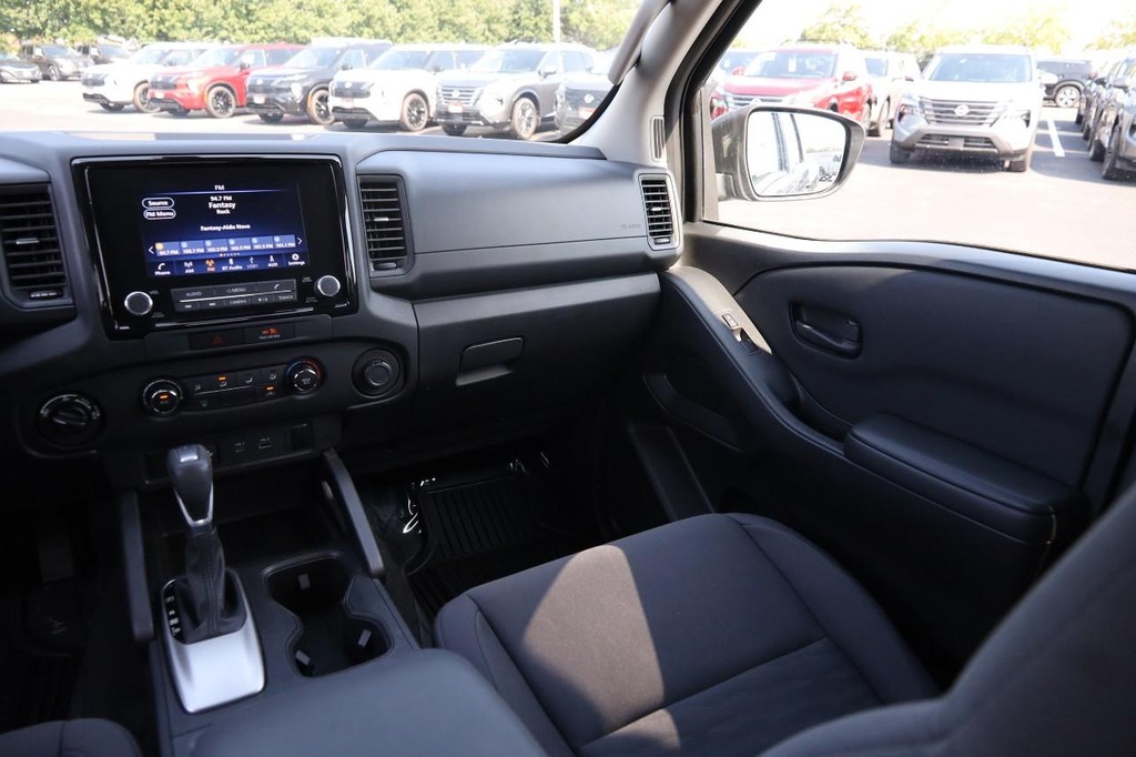 Nissan Frontier Vehicle Full-screen Gallery Image 25