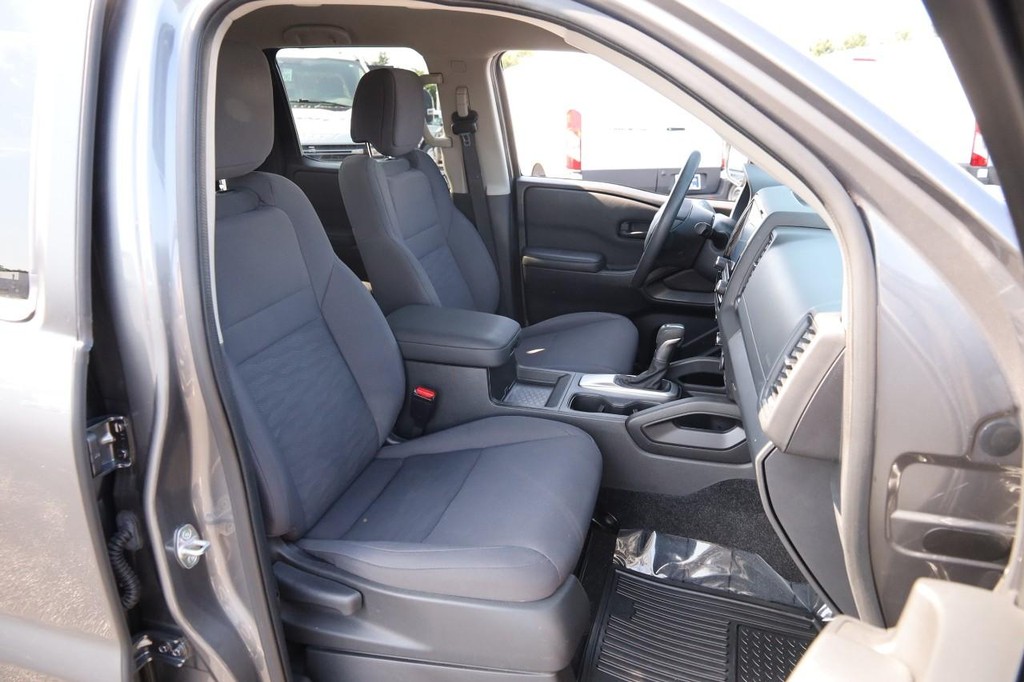 Nissan Frontier Vehicle Full-screen Gallery Image 26