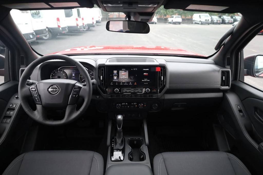 Nissan Frontier Vehicle Full-screen Gallery Image 7