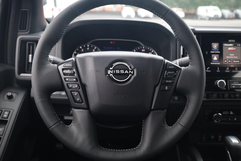 Nissan Frontier Vehicle Full-screen Gallery Image 8
