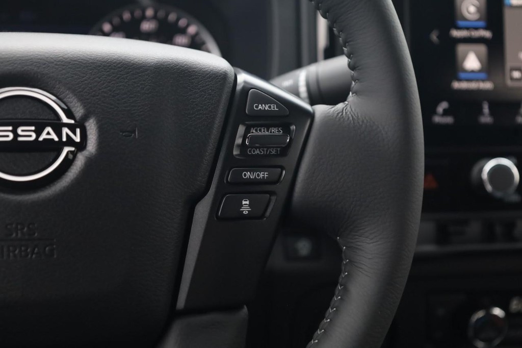 Nissan Frontier Vehicle Full-screen Gallery Image 9