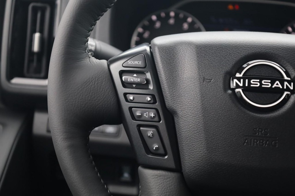 Nissan Frontier Vehicle Full-screen Gallery Image 10