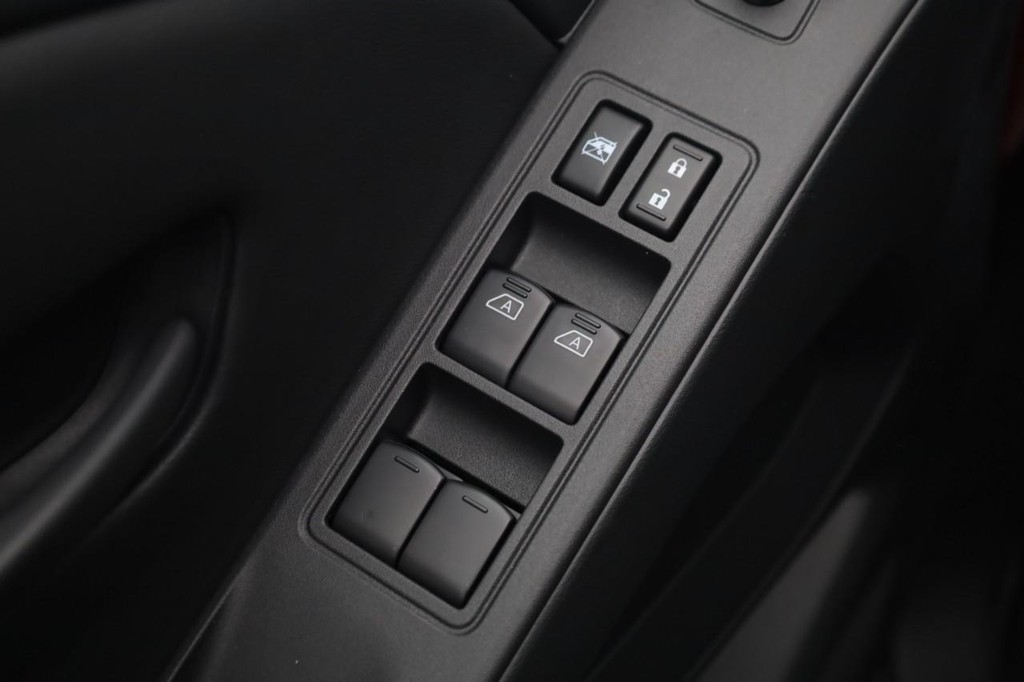 Nissan Frontier Vehicle Full-screen Gallery Image 11