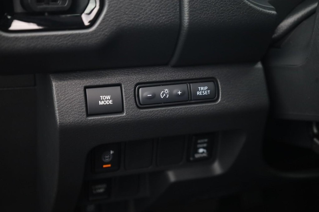Nissan Frontier Vehicle Full-screen Gallery Image 12