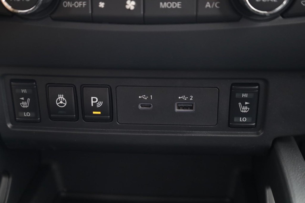Nissan Frontier Vehicle Full-screen Gallery Image 17