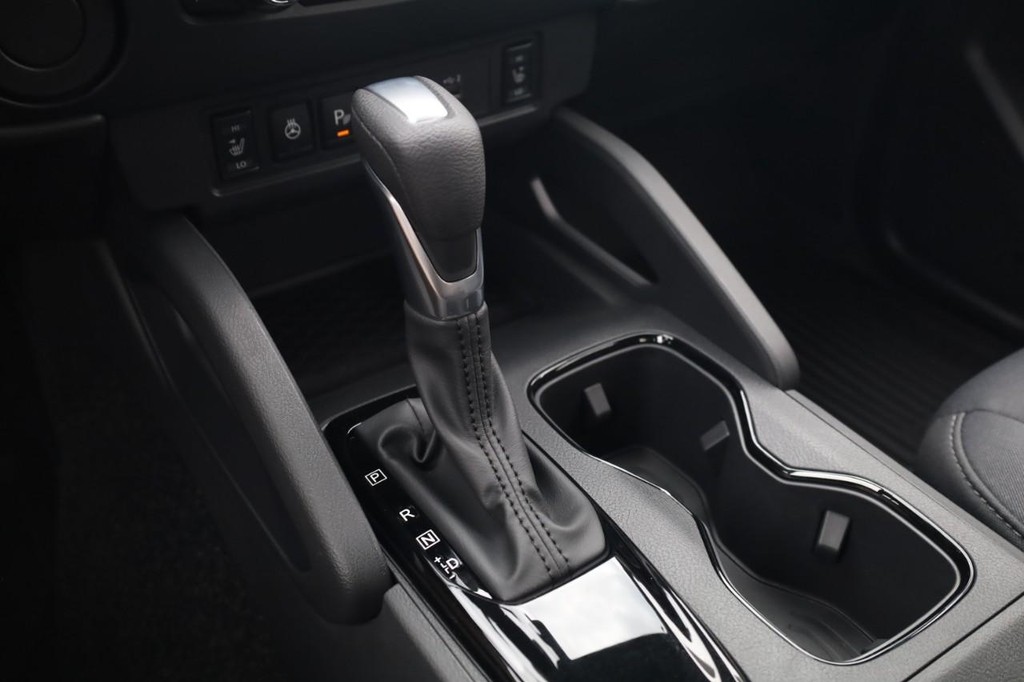 Nissan Frontier Vehicle Full-screen Gallery Image 18