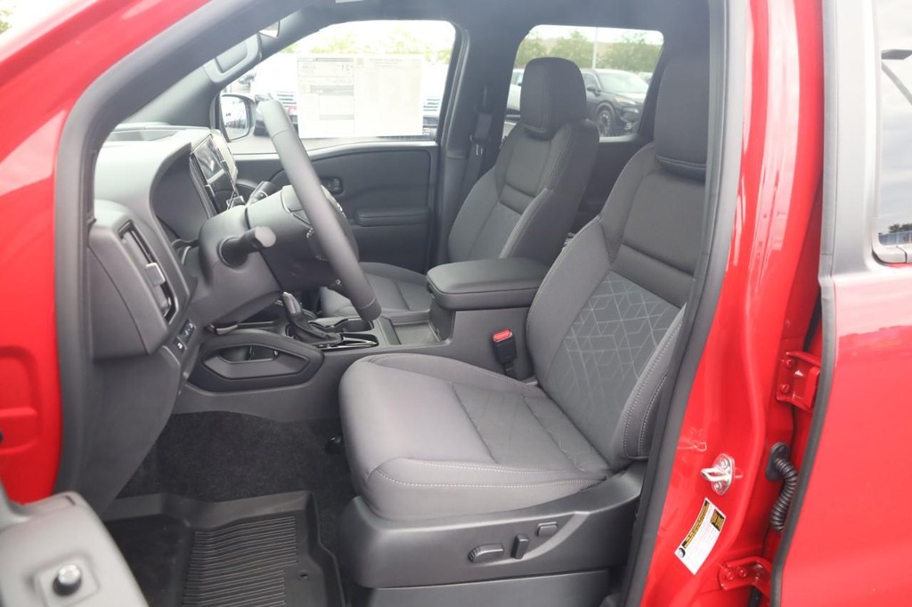 Nissan Frontier Vehicle Full-screen Gallery Image 19