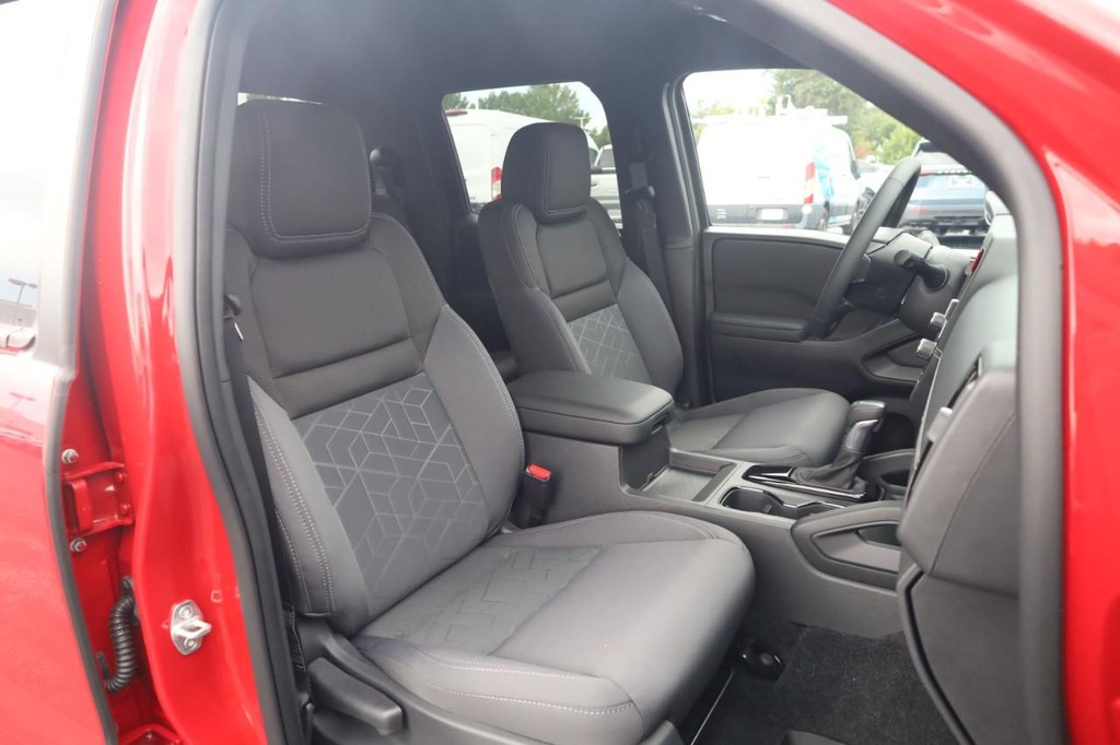 Nissan Frontier Vehicle Full-screen Gallery Image 20