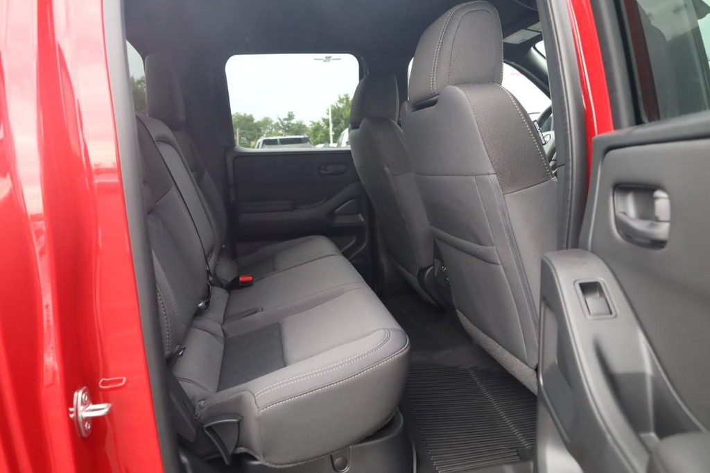Nissan Frontier Vehicle Full-screen Gallery Image 21