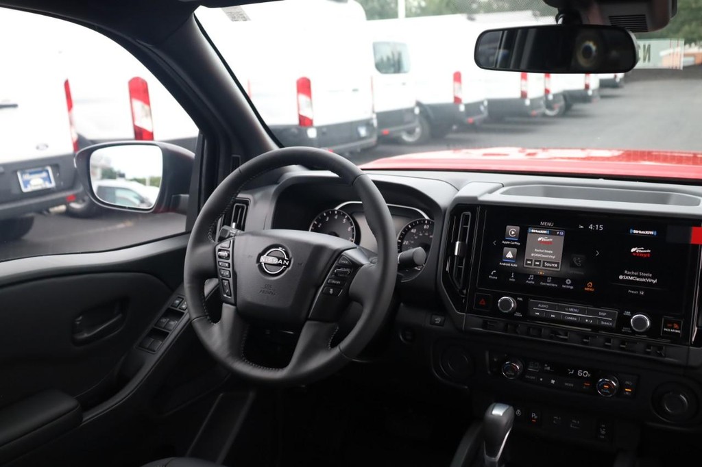 Nissan Frontier Vehicle Full-screen Gallery Image 22