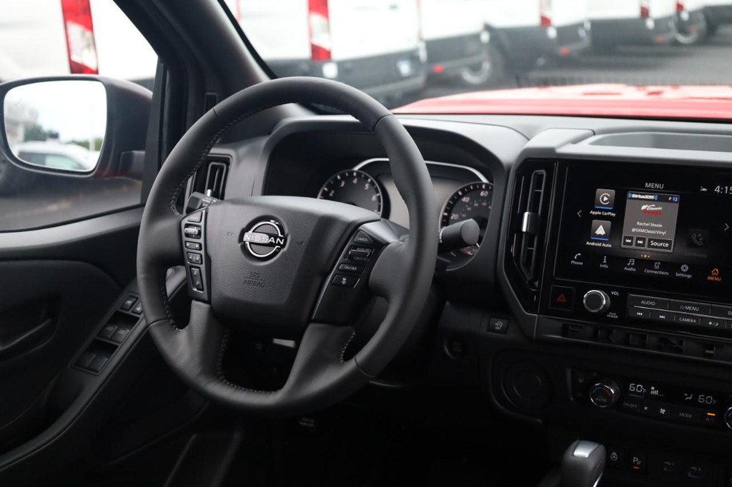 Nissan Frontier Vehicle Full-screen Gallery Image 23