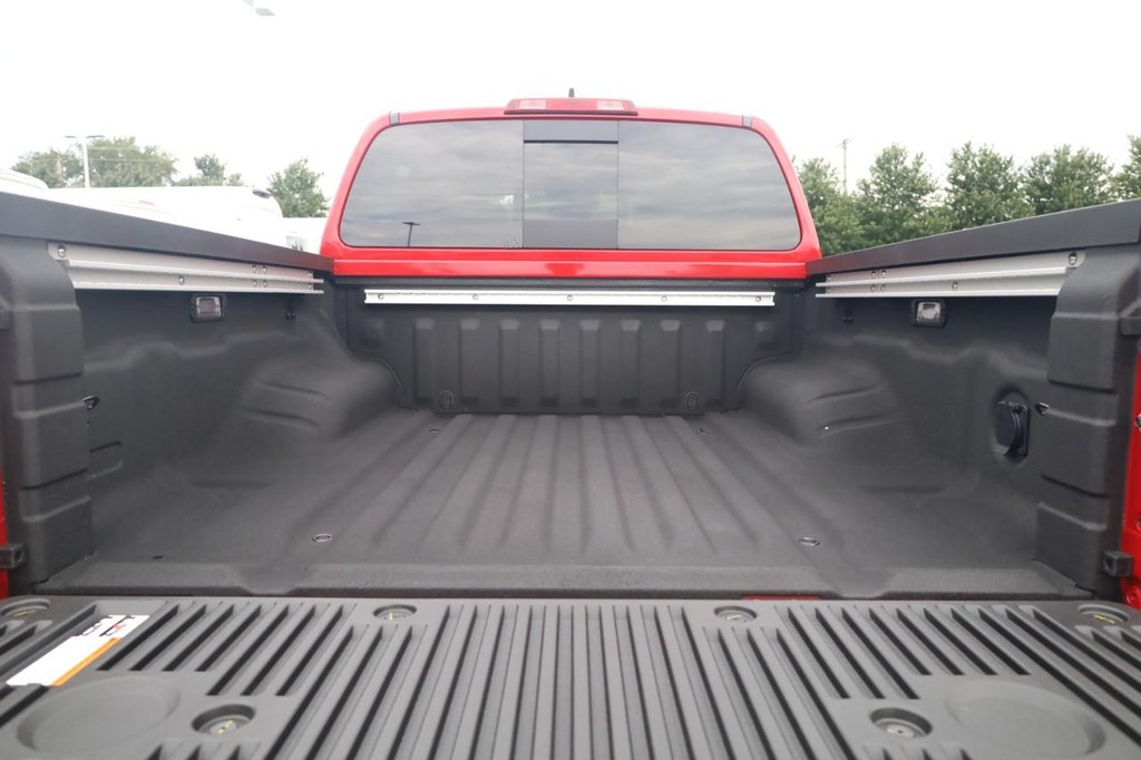 Nissan Frontier Vehicle Full-screen Gallery Image 24