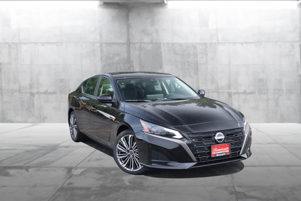 Nissan Altima Vehicle Full-screen Gallery Image 2