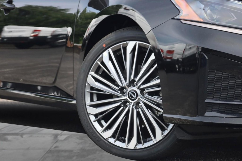 Nissan Altima Vehicle Full-screen Gallery Image 3