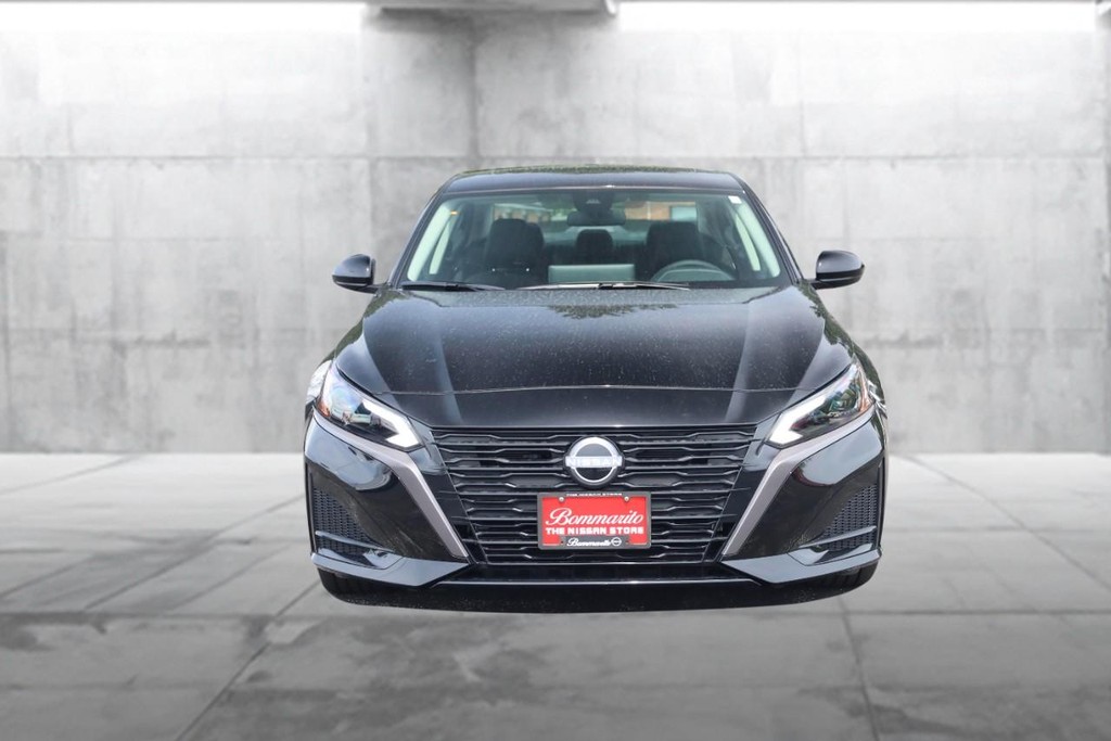 Nissan Altima Vehicle Full-screen Gallery Image 4