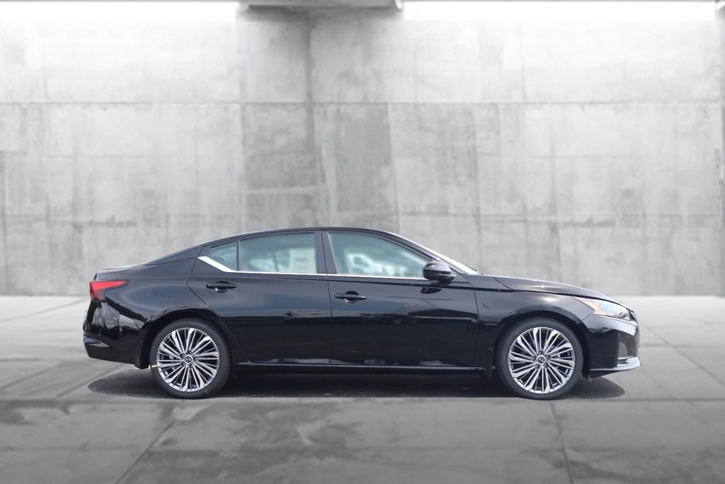 Nissan Altima Vehicle Full-screen Gallery Image 5