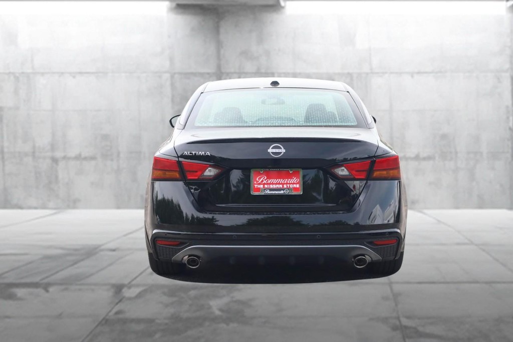 Nissan Altima Vehicle Full-screen Gallery Image 6