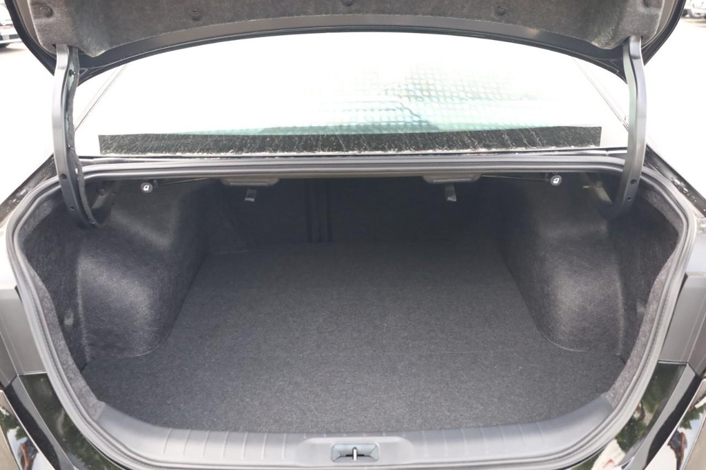 Nissan Altima Vehicle Full-screen Gallery Image 7