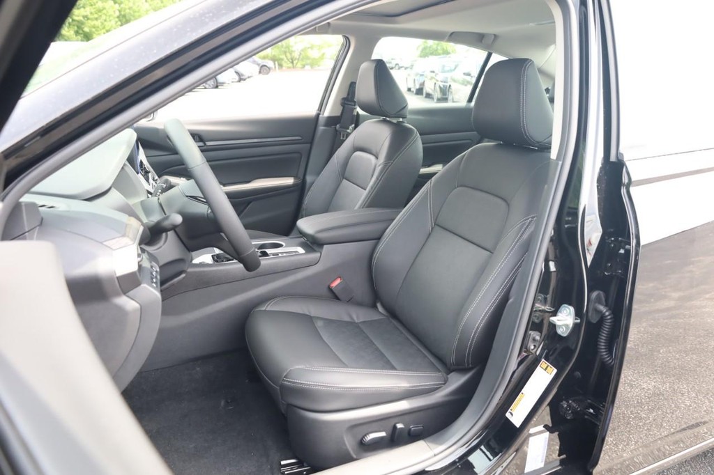 Nissan Altima Vehicle Full-screen Gallery Image 8