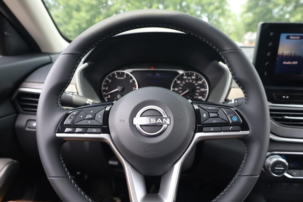 Nissan Altima Vehicle Full-screen Gallery Image 9