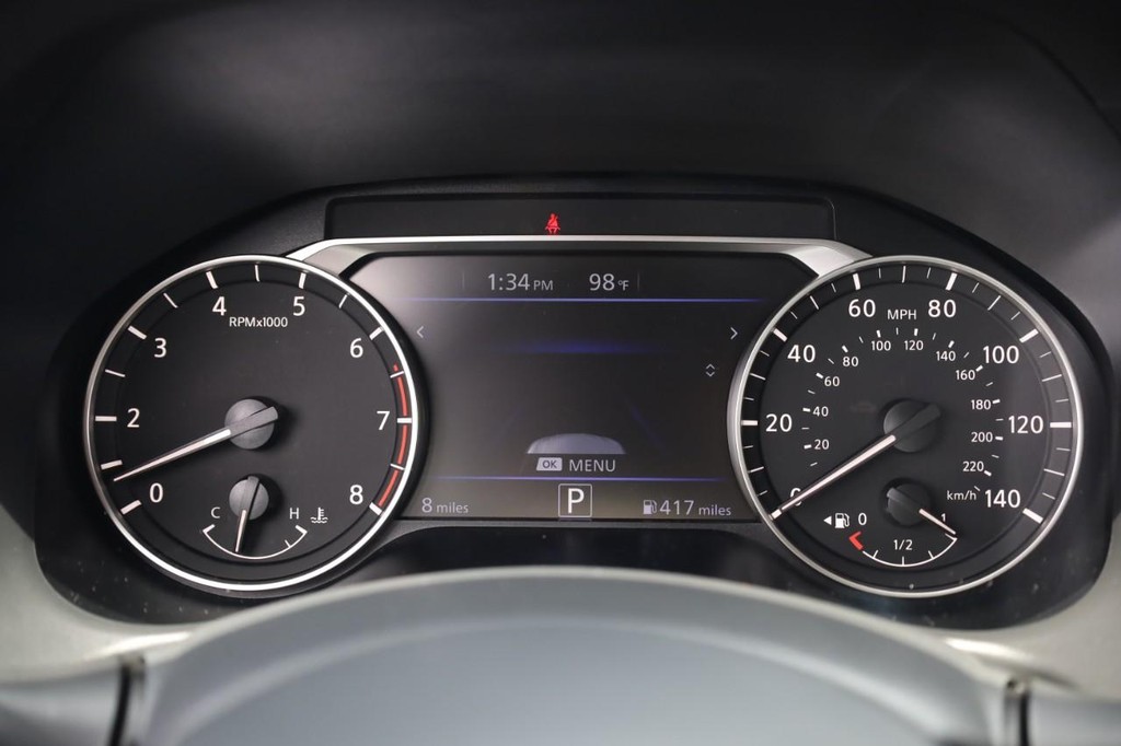 Nissan Altima Vehicle Full-screen Gallery Image 10