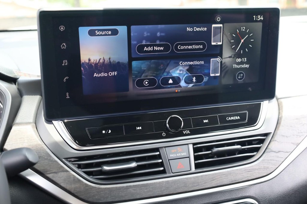 Nissan Altima Vehicle Full-screen Gallery Image 11