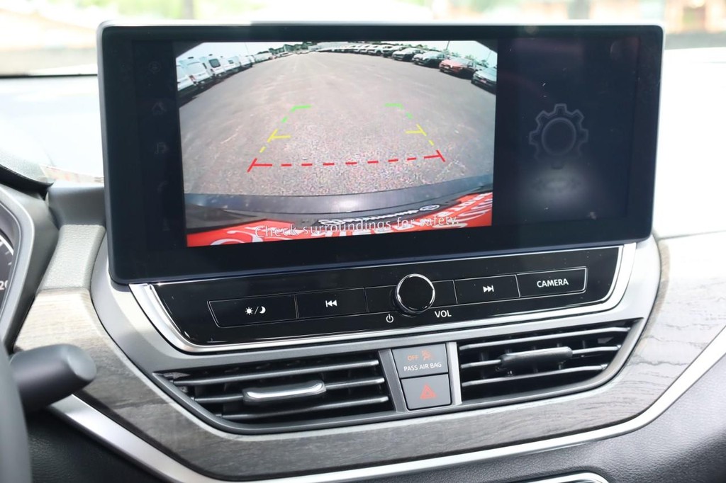 Nissan Altima Vehicle Full-screen Gallery Image 12