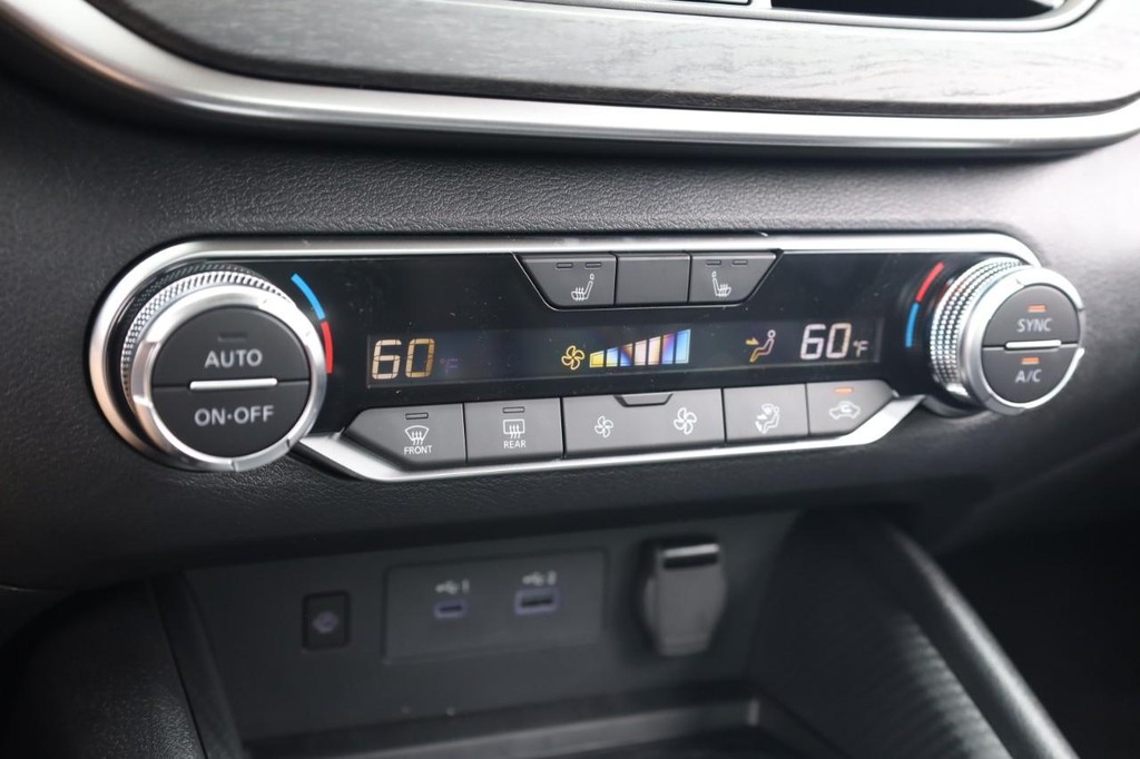 Nissan Altima Vehicle Full-screen Gallery Image 13