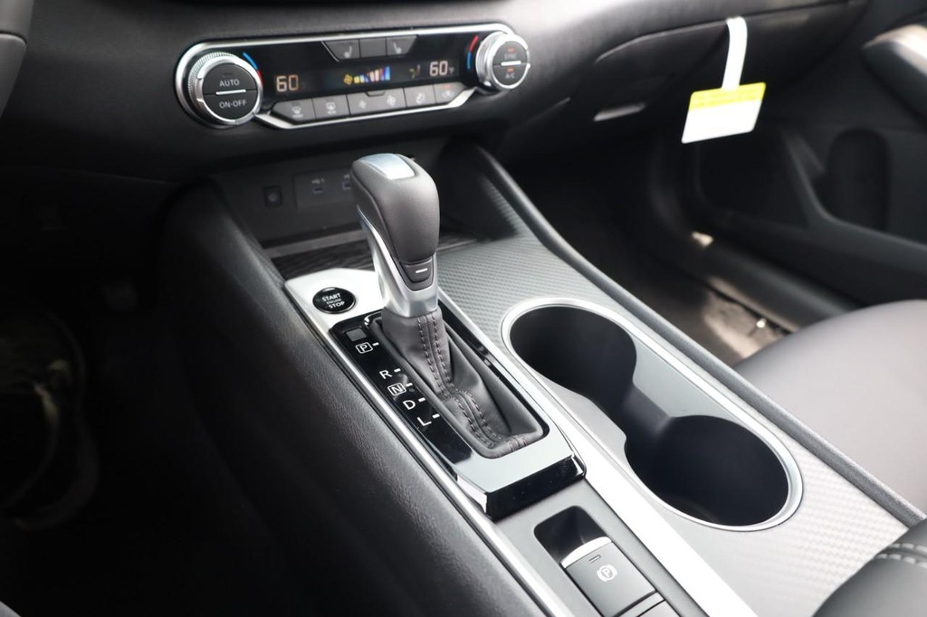 Nissan Altima Vehicle Full-screen Gallery Image 15