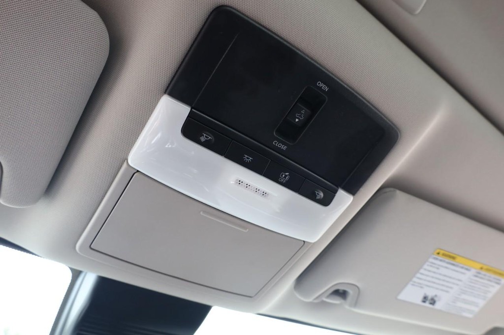Nissan Altima Vehicle Full-screen Gallery Image 16