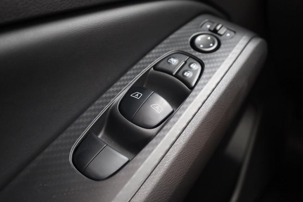 Nissan Altima Vehicle Full-screen Gallery Image 17