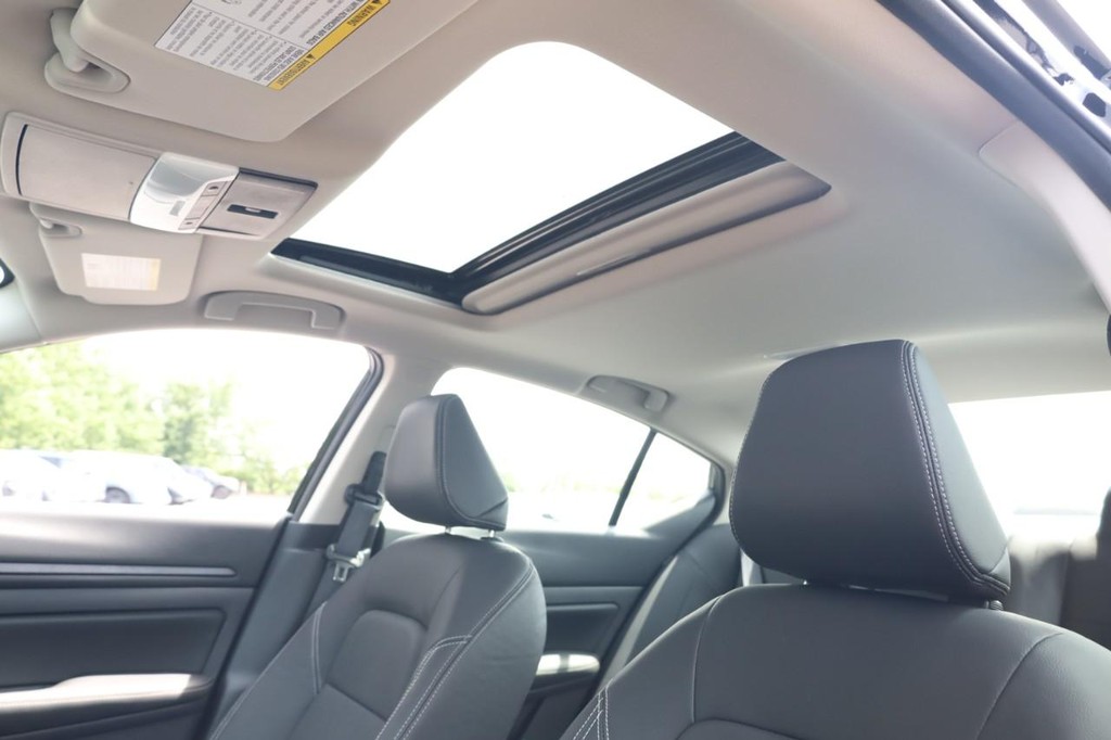Nissan Altima Vehicle Full-screen Gallery Image 19