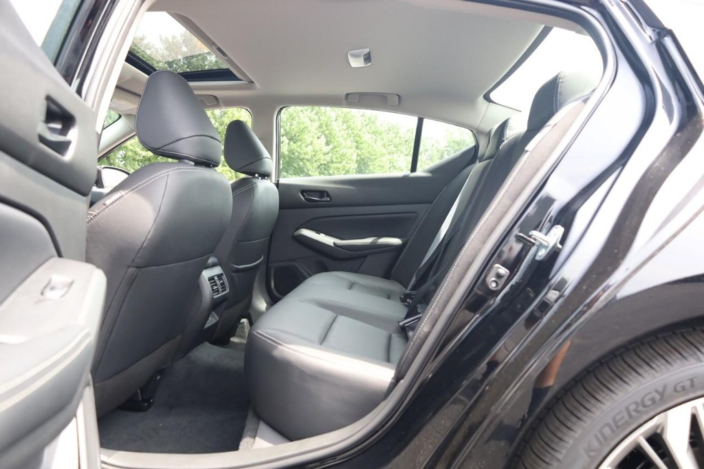 Nissan Altima Vehicle Full-screen Gallery Image 20