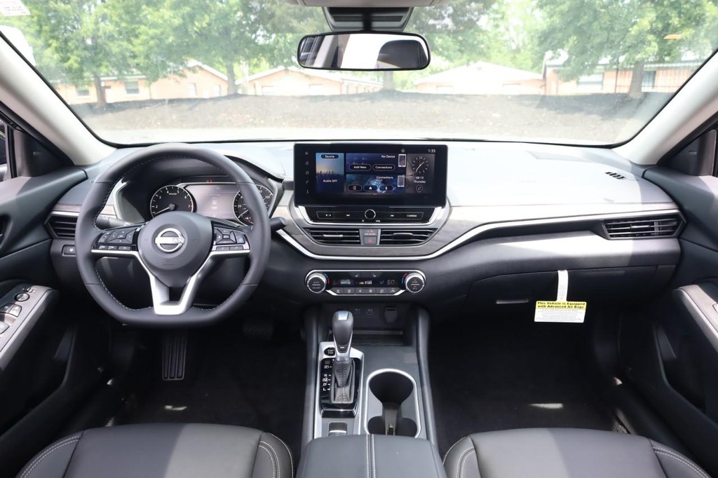 Nissan Altima Vehicle Full-screen Gallery Image 21