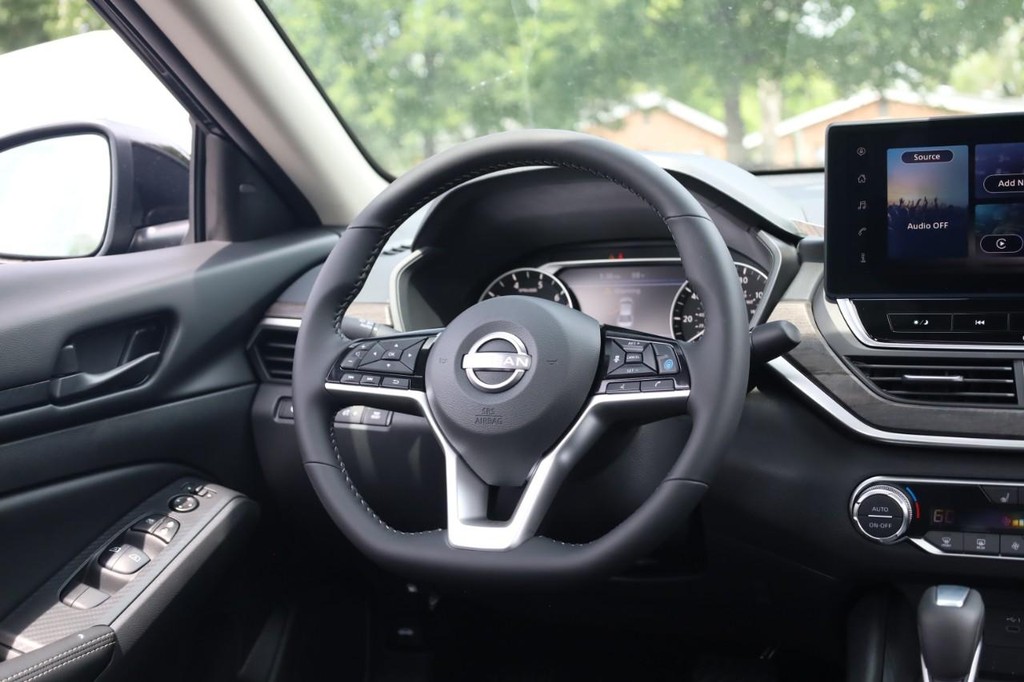 Nissan Altima Vehicle Full-screen Gallery Image 22