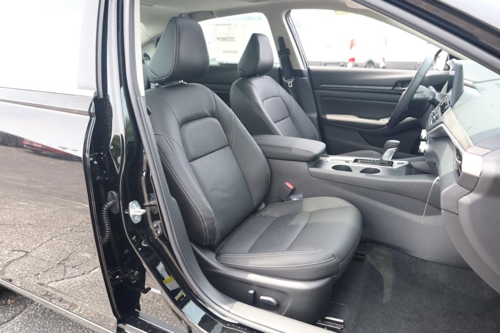 Nissan Altima Vehicle Full-screen Gallery Image 23