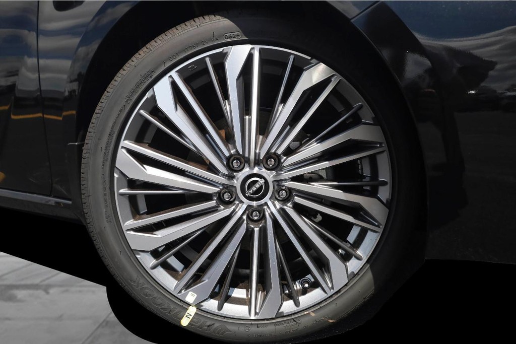 Nissan Altima Vehicle Image 03