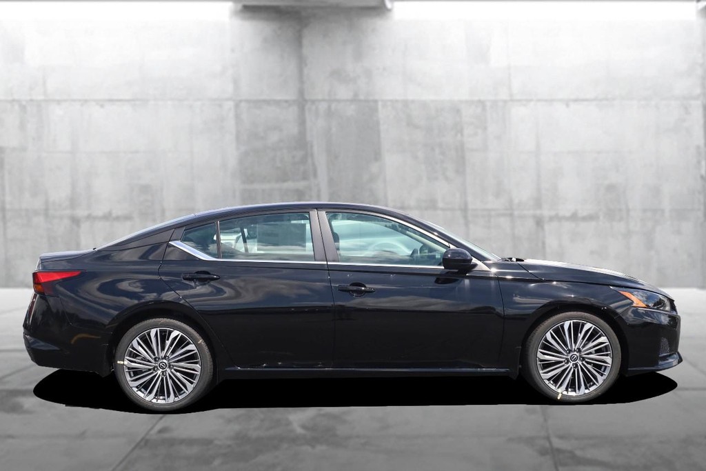 Nissan Altima Vehicle Image 05
