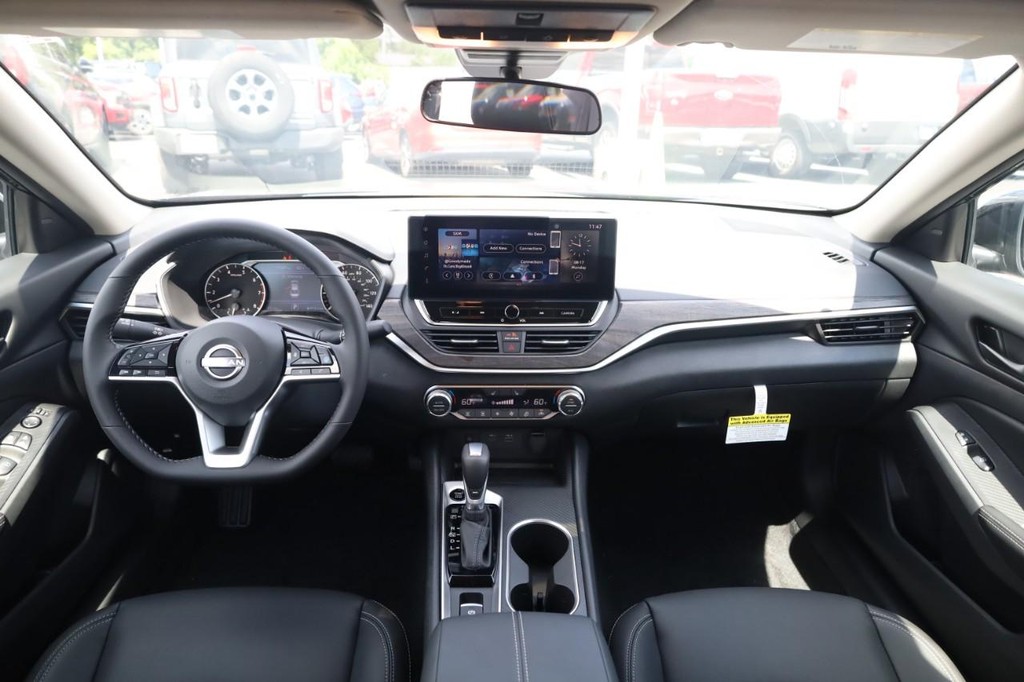 Nissan Altima Vehicle Image 07
