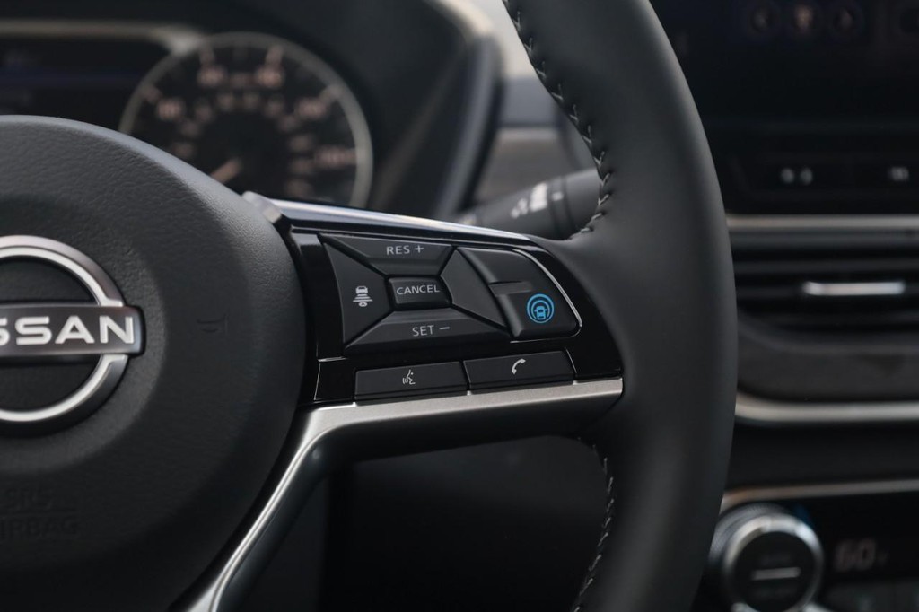 Nissan Altima Vehicle Image 09