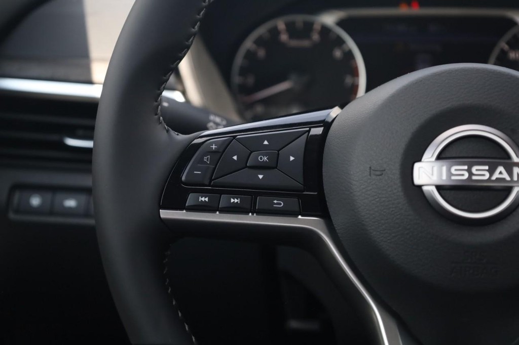Nissan Altima Vehicle Image 10